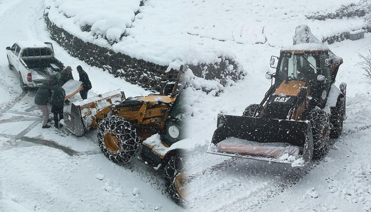 Rize'de kar hayatı felç etti! 208 köy yolu kapandı, cenazeler iş makinesiyle taşındı