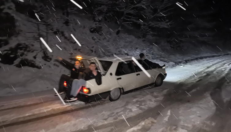 Karda sörf keyfini böyle çıkarttılar