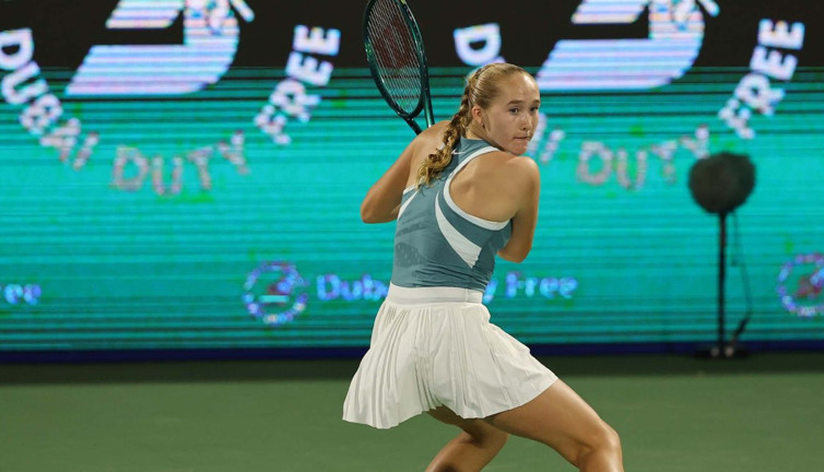 Dubai'de büyük sürpriz: 17 yaşındaki raket yarı finalde