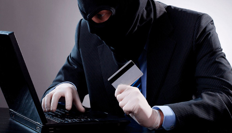 Cep telefonu ve kredi kartı çalan 3 zanlı yakalandı