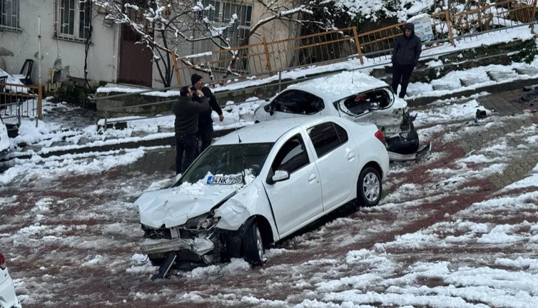 İstanbul'da trafiğe kar etkisi! Sürücülere zor anlar yaşattı