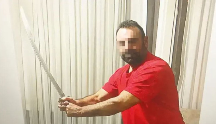 Kılıçlı koca terörü. Kocasının yatak odası sırrını açıkladı. Aile yılında akılalmaz olay