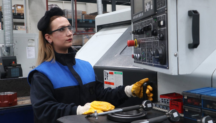 Ankara'da döküm fabrikasının tek kadın tornacısı