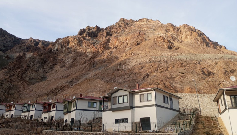 Dev kayalara tel örgülü çözüm