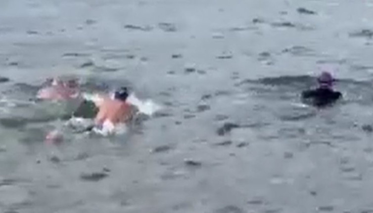 Eksi 3 derecede gölde yüzdüler