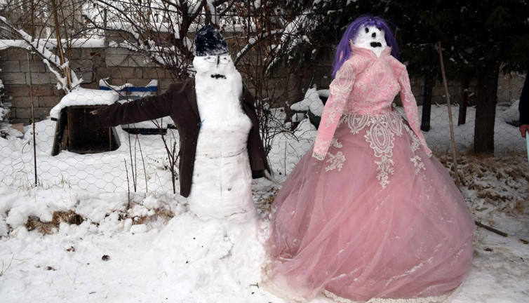 Van'da eğlenceli görüntüler: Kardan gelin damat ile düğün yaptılar!