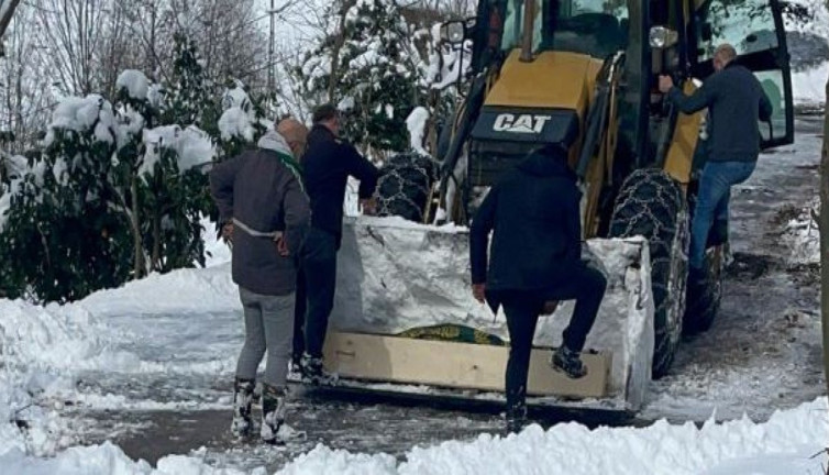 Cenaze iş makinesi ile taşındı