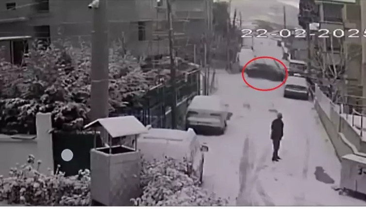 Karlı yolda duramayan otomobil duvara çarptı