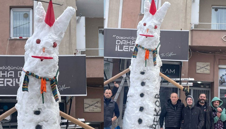 Esnafın 4,2 metrelik dev kardan tavşanı ilgi çekti