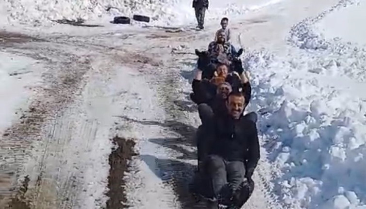 Karın keyfini kızaklarla çıkardılar