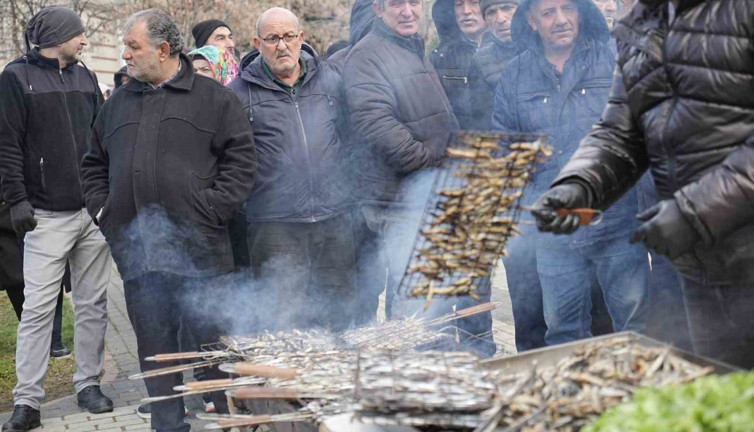 Binlerce kişi 1 ton hamsi için sıra bekledi