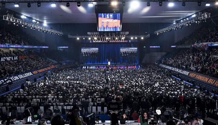 AKP kongresinde hediye! CHP'li isim küplere bindi