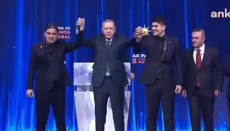 Erdoğan'dan çok konuşulacak hareket: Bir anda eliyle itti