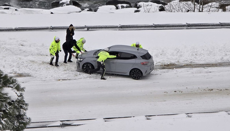 Karadeniz Sahil Yolu'nda bozulan aracı trafik polisleri itti