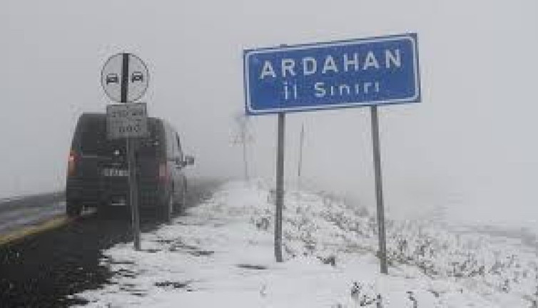 Ardahan'da kar yağışı eğitimi vurdu: Hangi ilçeler tatil? (24 Şubat 2025)
