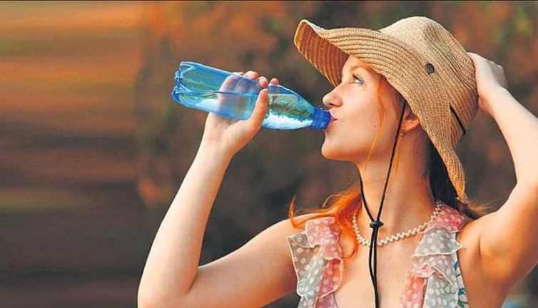 Su içerken yapılan yanlış hareketler! Sağlıklı yaşam için bu hatalardan kaçının