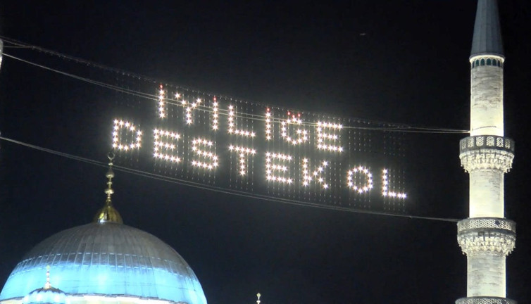 Ramazan ayının simgesi mahyalar camilerde yerini aldı