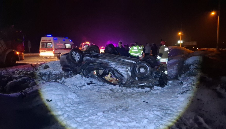 Buzlu yolda takla atan araçta 2 kişi sıkıştı