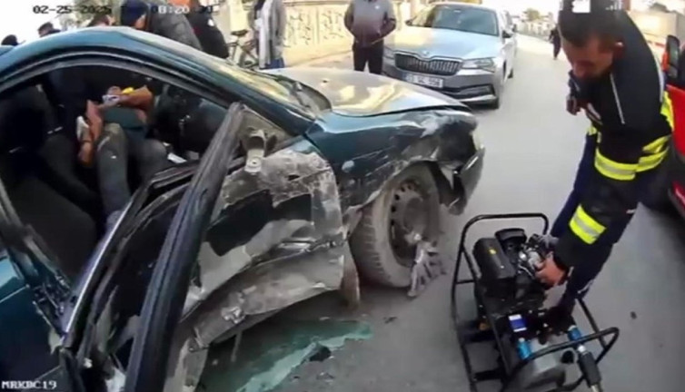 Mersin’de sürücü otomobilin içinde sıkıştı!