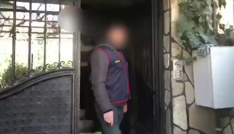 İnterpol tarafından kırmızı bültenle aranıyordu! Denizli'de yakayı ele verdi