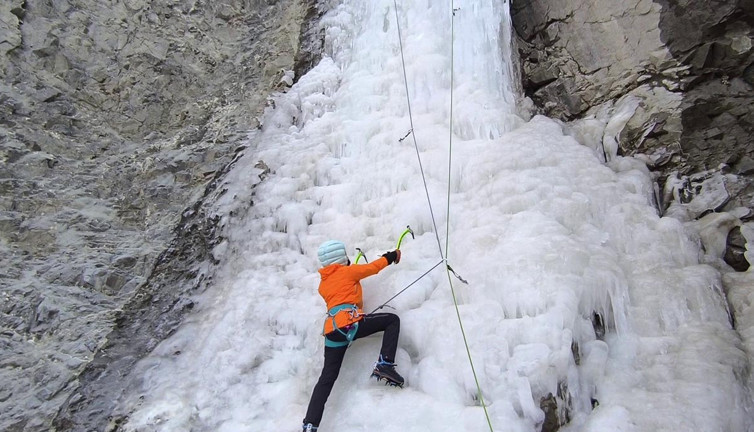 Bu yıl ilk kez donmuş şelaleye tırmandılar