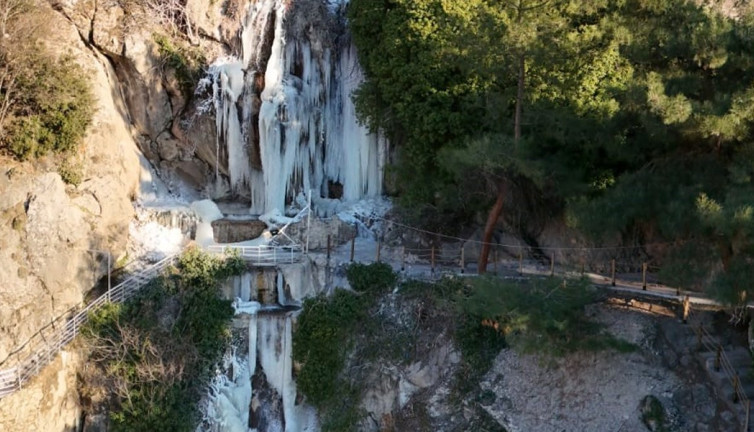 Şelale'deki buz sarkıtları büyüledi!