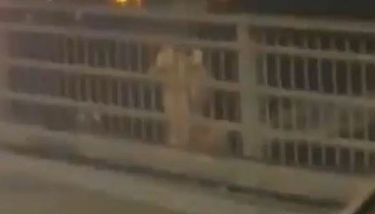 Köprüde çırılçıplak intihar girişimi. Genç kadını polis ikna etti