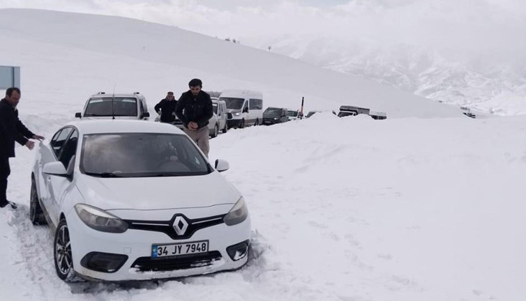 Kar ve tipi yolda mahsur kaldılar! Kurtulmak için saatlerce beklediler