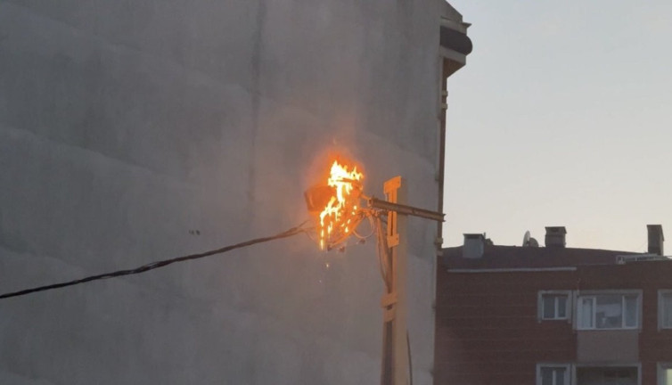 Eyüpsultan’da korkutan yangın: Elektrik kabloları alev aldı