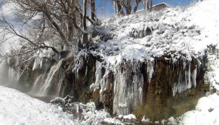 Donan şelale kartpostallık görüntü oluşturdu