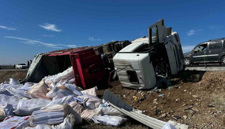 Yozgat'ta çuval yüklü tır devrildi: Yaralılar var