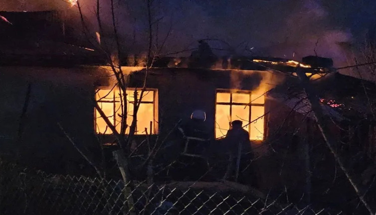 Adana’da yangın paniği! Ev küle döndü