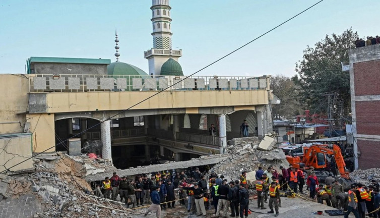 Pakistan'da camide cuma namazı sırasında intihar saldırısı: 5 ölü, 23 yaralı