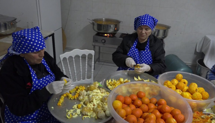 Turunç meyveleri, kadınların ellerinde reçele dönüşüyor