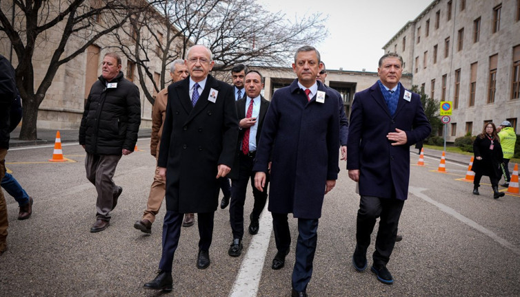 Özel ve Kılıçdaroğlu cenazede yüzleşti! Ankara bu fotoğrafı konuşuyor