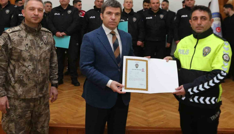 Vali Bakan’da başarılı polislere belge verildi