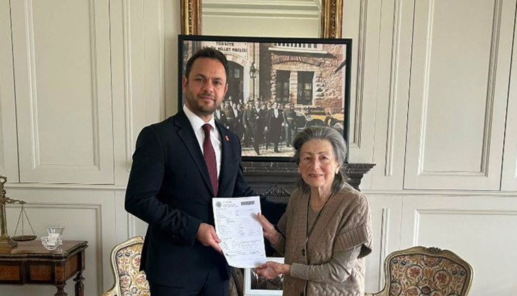 Eski SHP Genel Başkanı Erdal İnönü'nün eşi Sevinç İnönü CHP'ye üye oldu