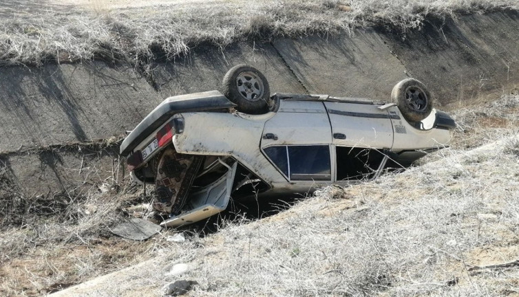 Isparta’da otomobil yaya çarptı! Sulama kanalına düşen yaya can verdi