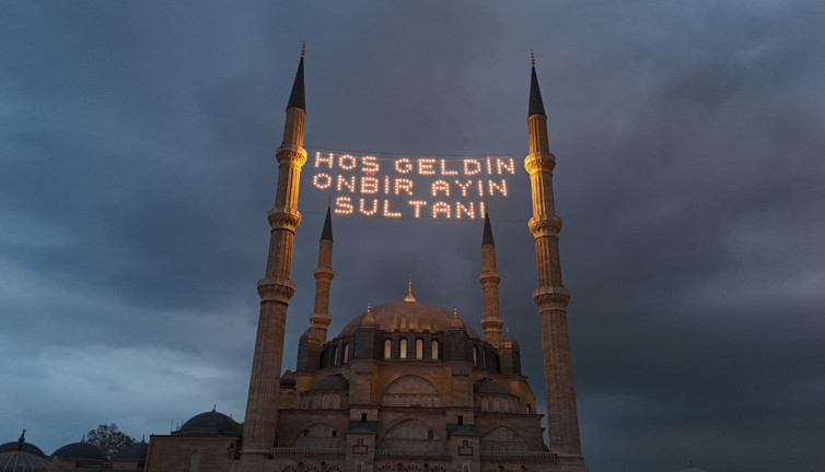 Selimiye'nin mahyası Yunanistan'dan da görünüyor