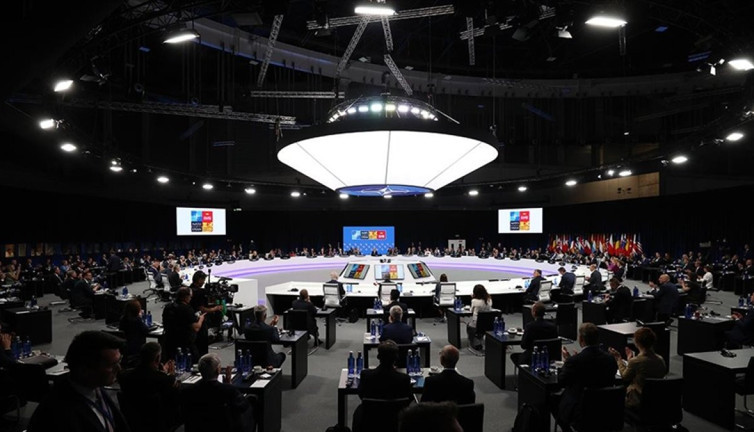 Ukrayna'da barış için kritik zirve Londra'da başlıyor