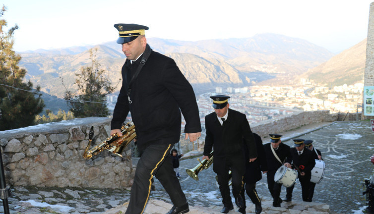 Bu yılda gelenek unutulmadı! Şehrin en yüksek kalesine çıktılar