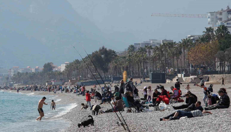 Güneşli havayı fırsat bilenler sahile koştu