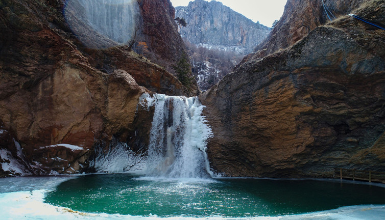 Toros dağlarında eksi 18 derece! Şelale dondu
