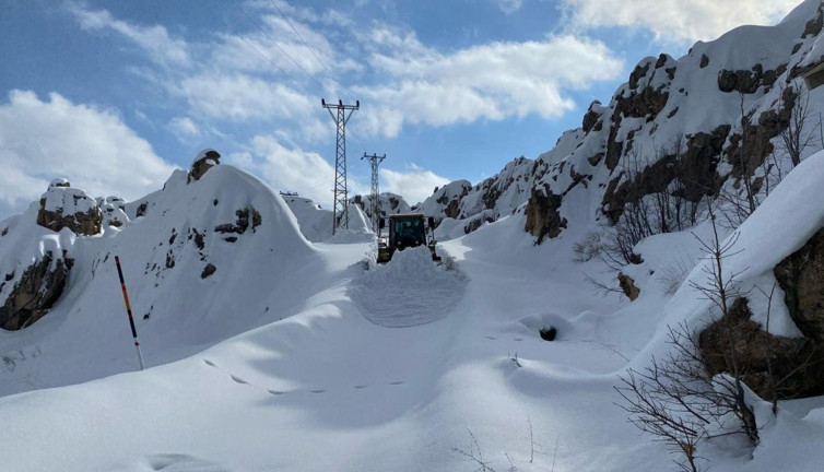Hakkari'deki askeri üs yolları açılıyor! Kardan kapanmıştı...
