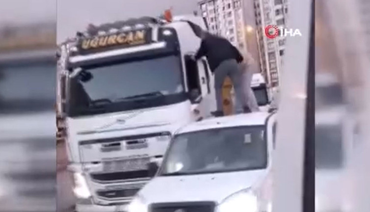 Arabanın tavanına çıkıp tır şoförünü dövdüler! Anbean kamerada