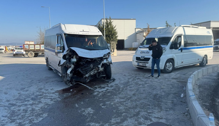 Manisa'da işçi taşıyan minibüsler çarpıştı: 19 yaralı