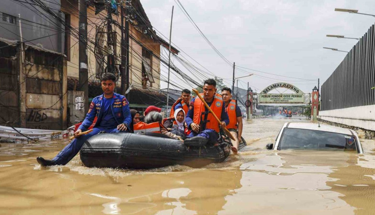 Endonezya'da sel felaketi! Ciliwung Nehri taştı, bin 229 kişi tahliye edildi: Su seviyesi 5 metreye yükseldi