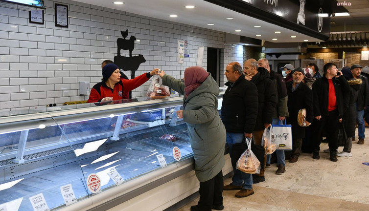 Belediyenin ucuz et satışına büyük ilgi