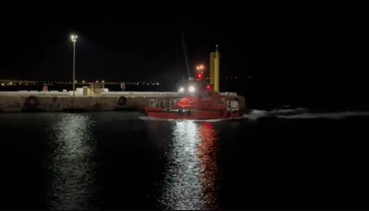 Denize düşen kılavuz kaptan hastaneye kaldırıldı