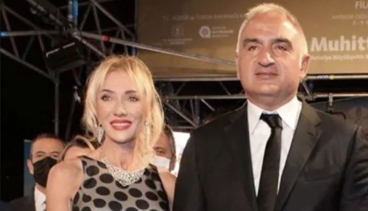 Süper zengin Bakan'ın eşi ikinci el kıyafet satıyor! Fiyatları görenin dudağı uçukluyor